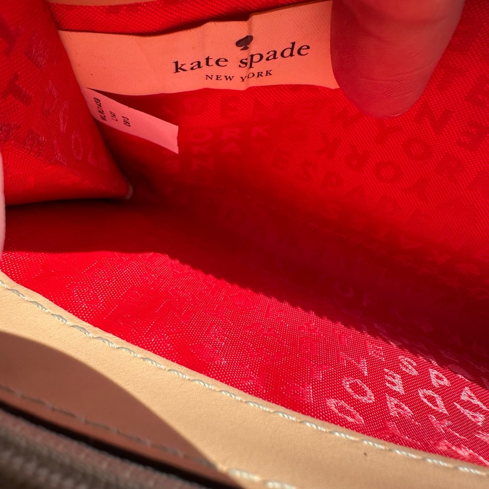 ♠️VGUC Kate Spade Black and Creme Stripe Patent Leather Zip Around Wallet - Picture 6 of 6